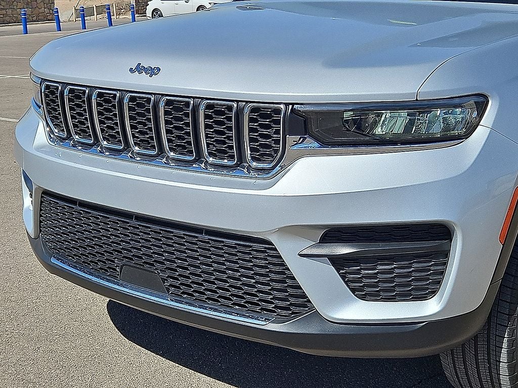 2023 Jeep Grand Cherokee Laredo 4WD