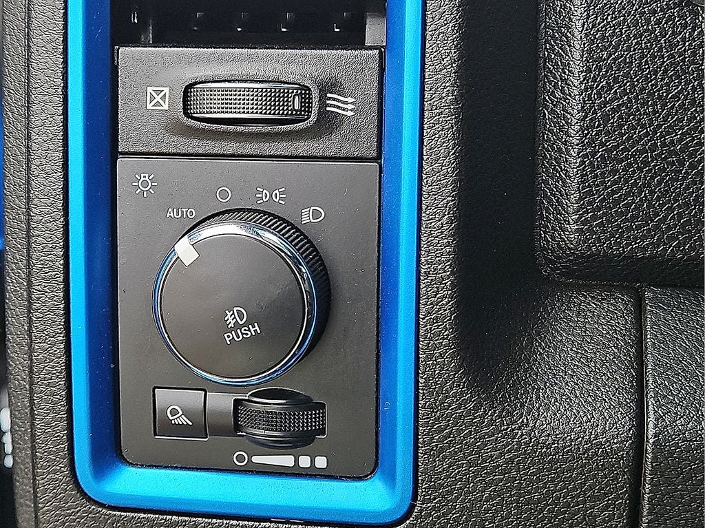 2018 RAM 1500 Sport Crew Cab 4WD w/Leather & NAV