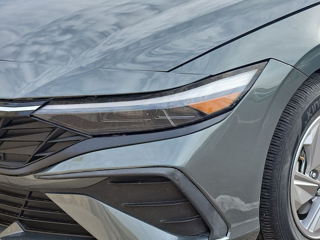 2025 Hyundai Elantra SE - up to 41 MPG Highway