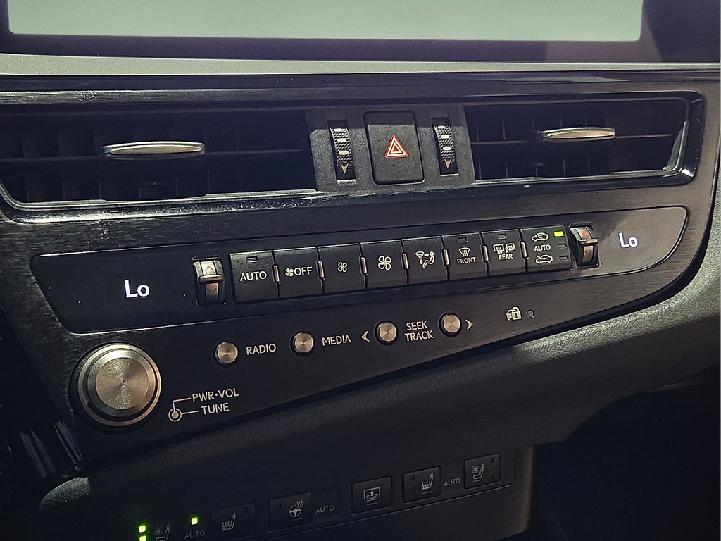 2025 Lexus ES 300h Luxury