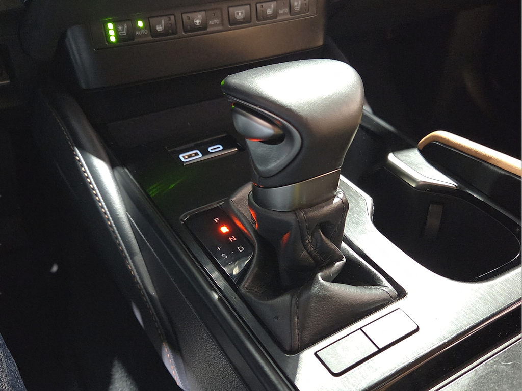 2025 Lexus ES 300h Luxury