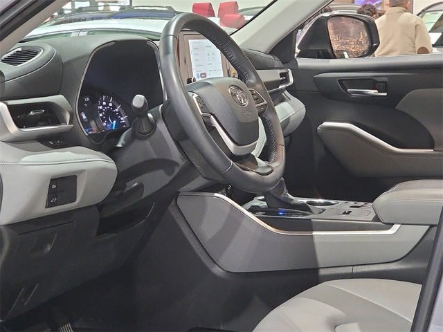 2025 Toyota Highlander Hybrid XLE