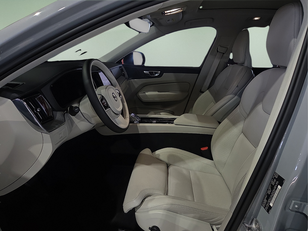 2024 Volvo XC60 B5 Ultimate Dark Theme