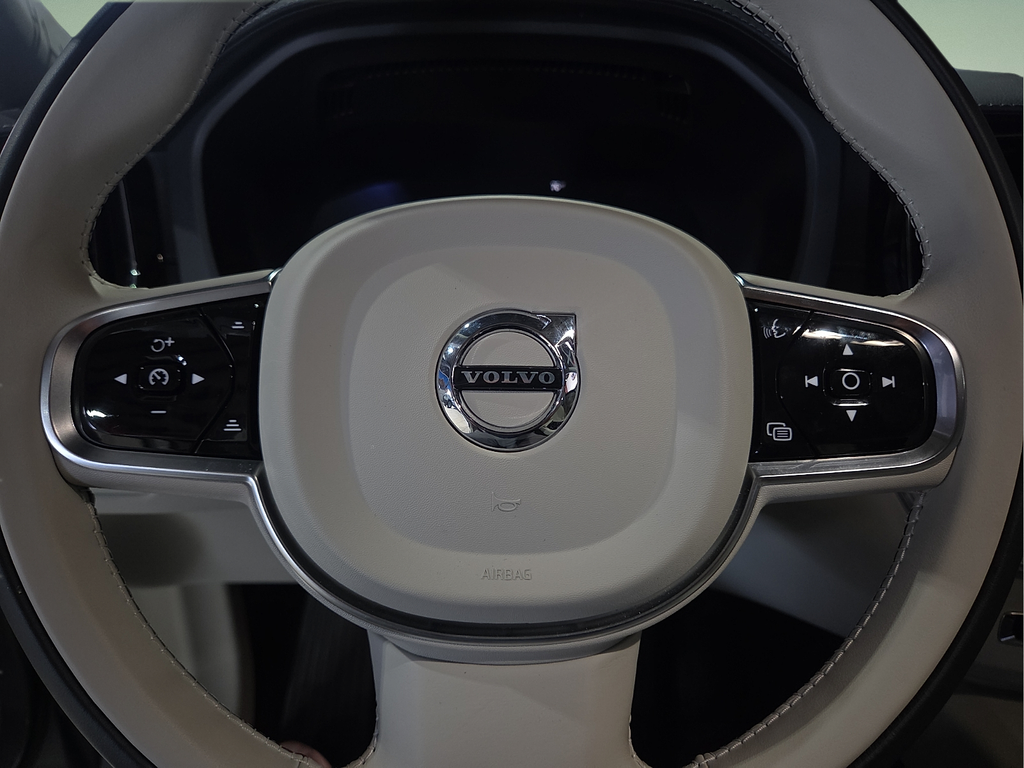 2024 Volvo XC60 B5 Ultimate Dark Theme