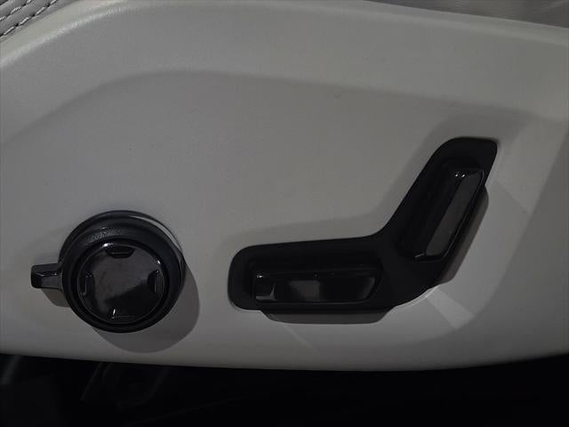 2024 Volvo XC60 B5 Ultimate Dark Theme