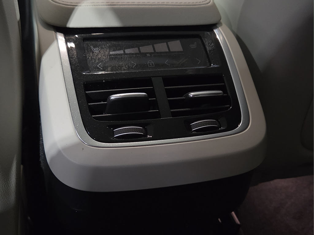 2025 Volvo XC90 B5 Plus