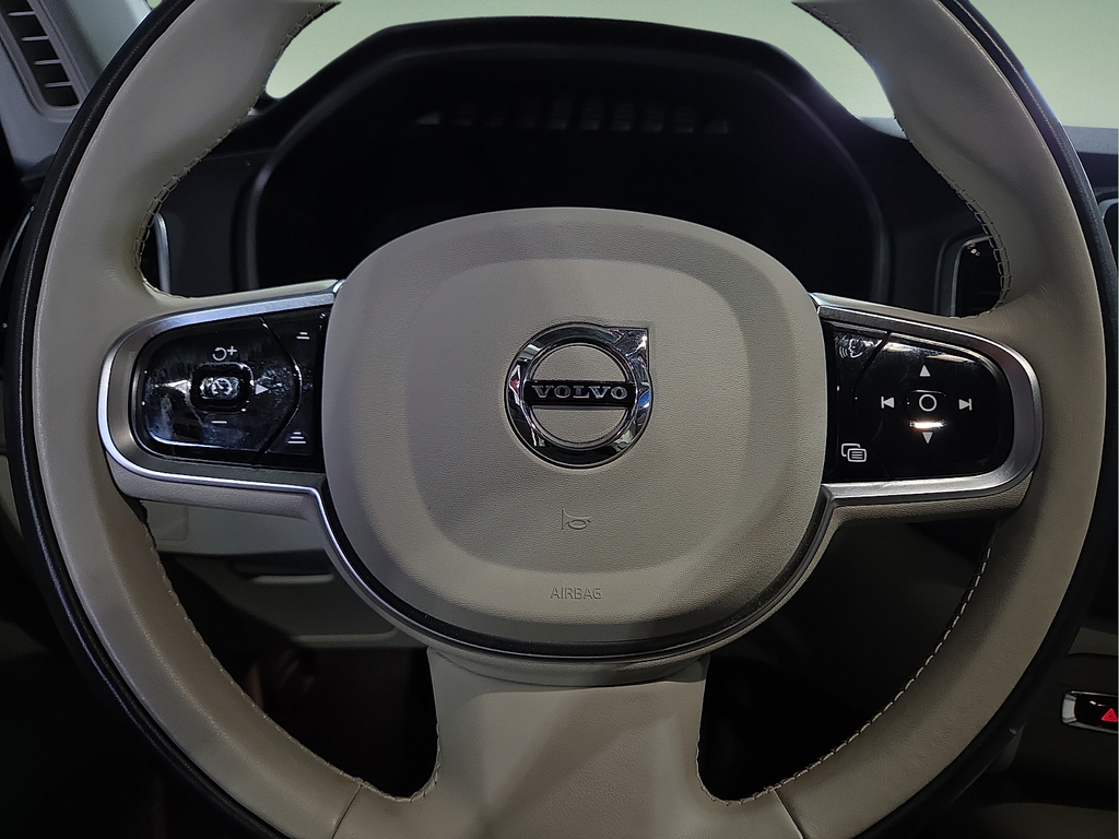 2025 Volvo XC90 B5 Plus